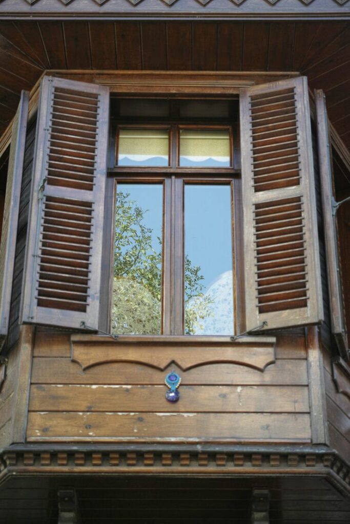 Tâmplăria din lemn stratificat: între eleganță și performanță